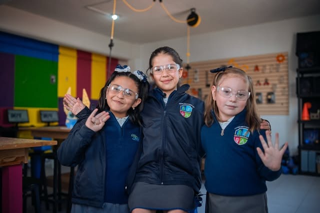 Estudiantes en un aula maker de CREAEDUU